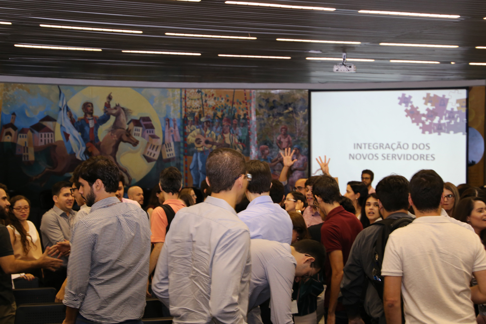 Os servidores participaram de uma dinâmica de grupo (Foto: Fred LaRocca)